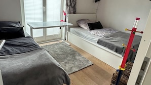 A compact room with a bed, a desk, and a window. - Vacation Rental with a Garden—Right Next to a Riding/Children's Farm (Attendorn)