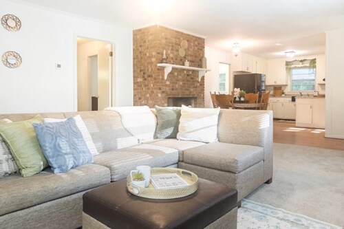 4BR 2BA • 10 min to downtown, UNC • >30 day stays available