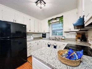 Fridge, microwave, oven, stovetop - 4BR 2BA • 10 min to downtown, UNC • >30 day stays available (Chapel Hill)