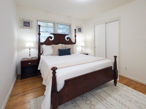 4 bedrooms, iron/ironing board, free WiFi, bed sheets - 4BR 2BA • 10 min to downtown, UNC • >30 day stays available (Chapel Hill)