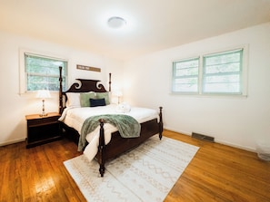 4 slaapkamers, een strijkplank/strijkijzer, gratis wifi, beddengoed