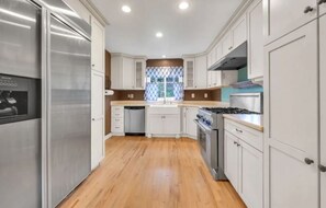 Private kitchen - Fantastic 1-acre River Property with Dock.  Firepit. Sunroom. Games. Cozy Stay! (Mapleton)