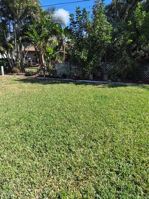 Property grounds - Cape Coral fenced pet friendly home - Sleeps 10 (Cape Coral)