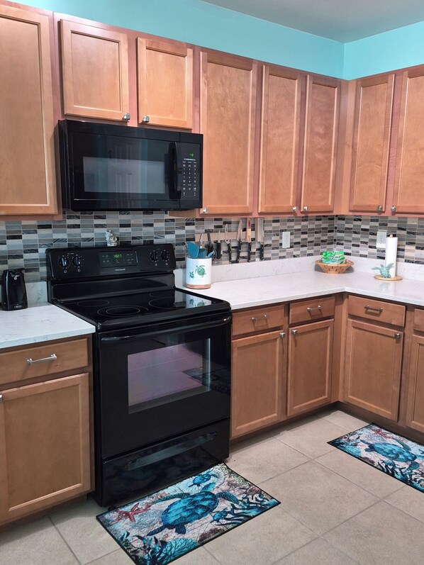 Microwave, oven, stovetop, dishwasher - Cape Coral fenced pet friendly home - Sleeps 10 (Cape Coral)