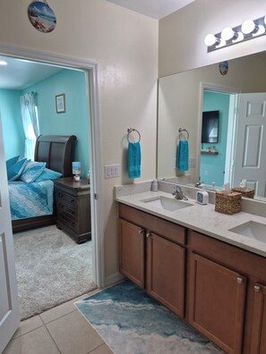 3 bedrooms, WiFi, bed sheets - Cape Coral fenced pet friendly home - Sleeps 10 (Cape Coral)