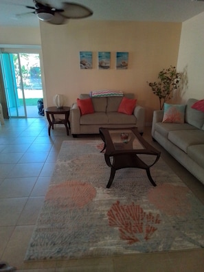 TV - Cape Coral fenced pet friendly home - Sleeps 10 (Cape Coral)