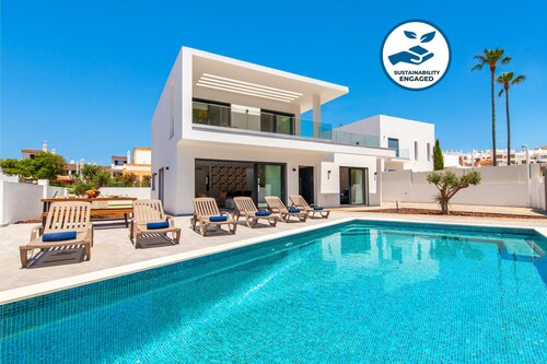 Villa with heatable pool near the Marina