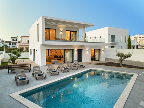 Villa with heatable pool near the Marina