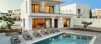 Villa with heatable pool near the Marina