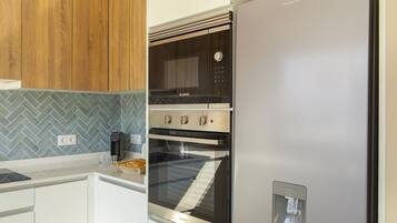 Réfrigérateur, micro-ondes, four, plaque de cuisson