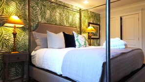 6 habitaciones, escritorio y tabla de planchar con plancha 