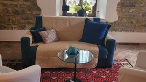 TV, fireplace, books - CASA FIVIZZANO A vacation home in Tuscan style. Pet friendly (Fivizzano)