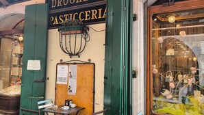 A storefront with a sign reading "GEMINI DROGHERIA PASTICCERIA". - CASA FIVIZZANO A vacation home in Tuscan style. Pet friendly (Fivizzano)