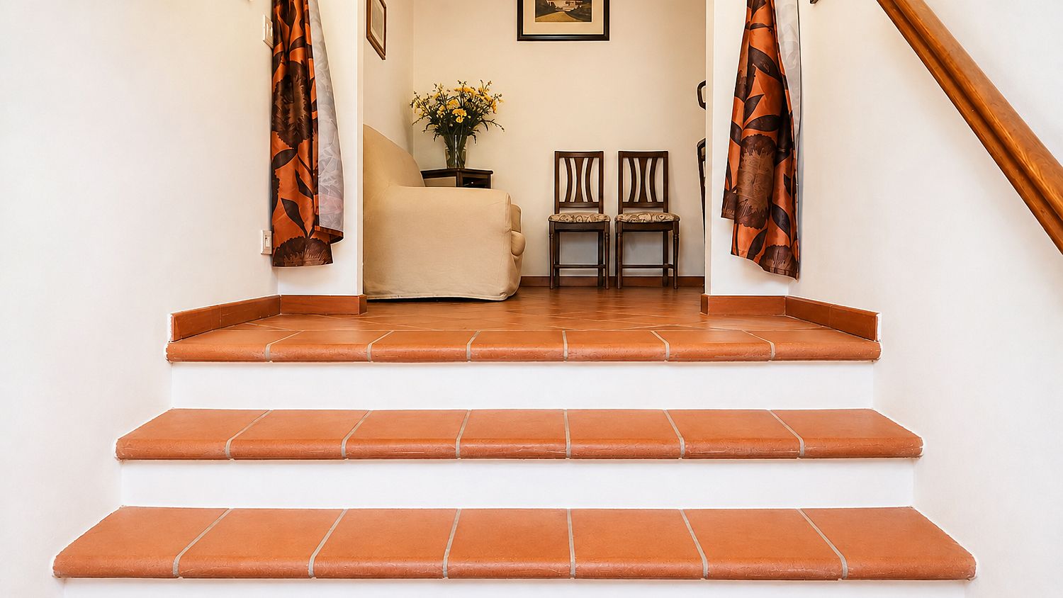 Un escalier avec des marches en terre cuite menant à un palier.