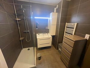 Shower, hair dryer, towels, soap - 3-room apartment for 6 people in Porticcio, 300m from beaches. Fully equipped. (PORTICCIO)