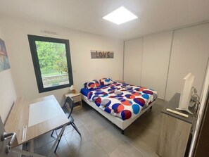 2 bedrooms, desk, iron/ironing board, WiFi - 3-room apartment for 6 people in Porticcio, 300m from beaches. Fully equipped. (PORTICCIO)