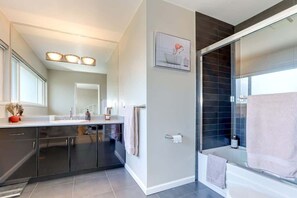 Regadera, toallas, jabón, papel de baño