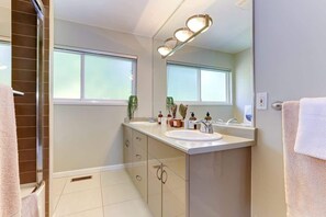 Shower, towels, soap, toilet paper - An Immaculate Family House in West Vancouver (West Vancouver)