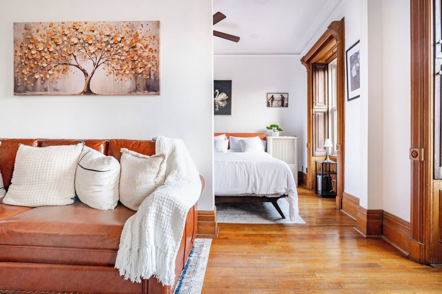 Tabla de planchar con plancha, wifi y ropa de cama 