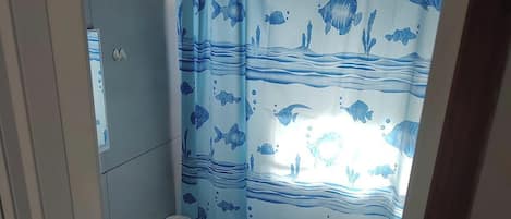 シャワー、タオル、トイレットペーパー