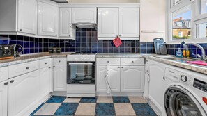 Microwave, oven, stovetop - 3 Bedroom House in Fulham | Sleeps 8 | Pool Table, Garden, WiFi & SmartTV (London)