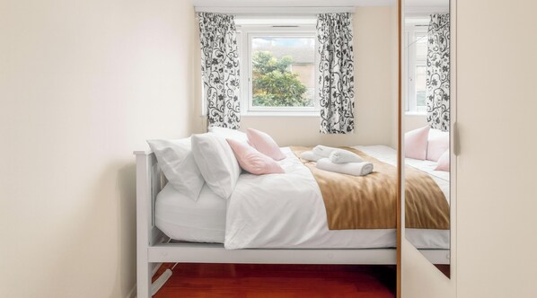 3 bedrooms, iron/ironing board, WiFi, bed sheets - 3 Bedroom House in Fulham | Sleeps 8 | Pool Table, Garden, WiFi & SmartTV (London)