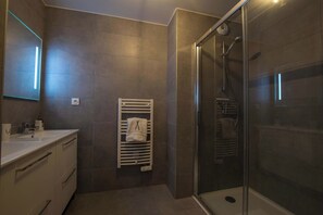 Shower, hair dryer, towels, soap - Chic mountain ski penthouse with panoramic views (Châtel)