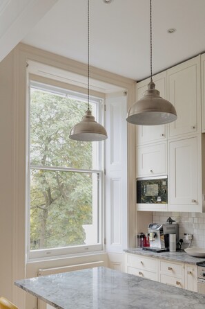 Microwave, oven, stovetop, dishwasher - South Kensington, High Ceiling, Natural Light 2BR Flat (london)