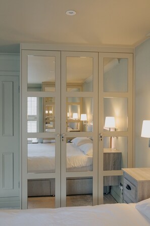 2 bedrooms, Internet, bed sheets - South Kensington, High Ceiling, Natural Light 2BR Flat (london)