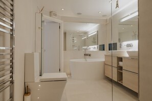 Hair dryer, towels, soap, toilet paper - South Kensington, High Ceiling, Natural Light 2BR Flat (london)
