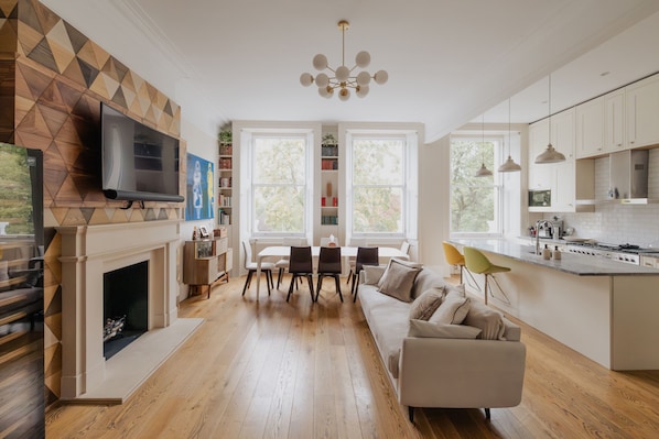 TV - South Kensington, High Ceiling, Natural Light 2BR Flat (london)