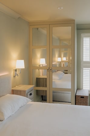 2 bedrooms, Internet, bed sheets - South Kensington, High Ceiling, Natural Light 2BR Flat (london)