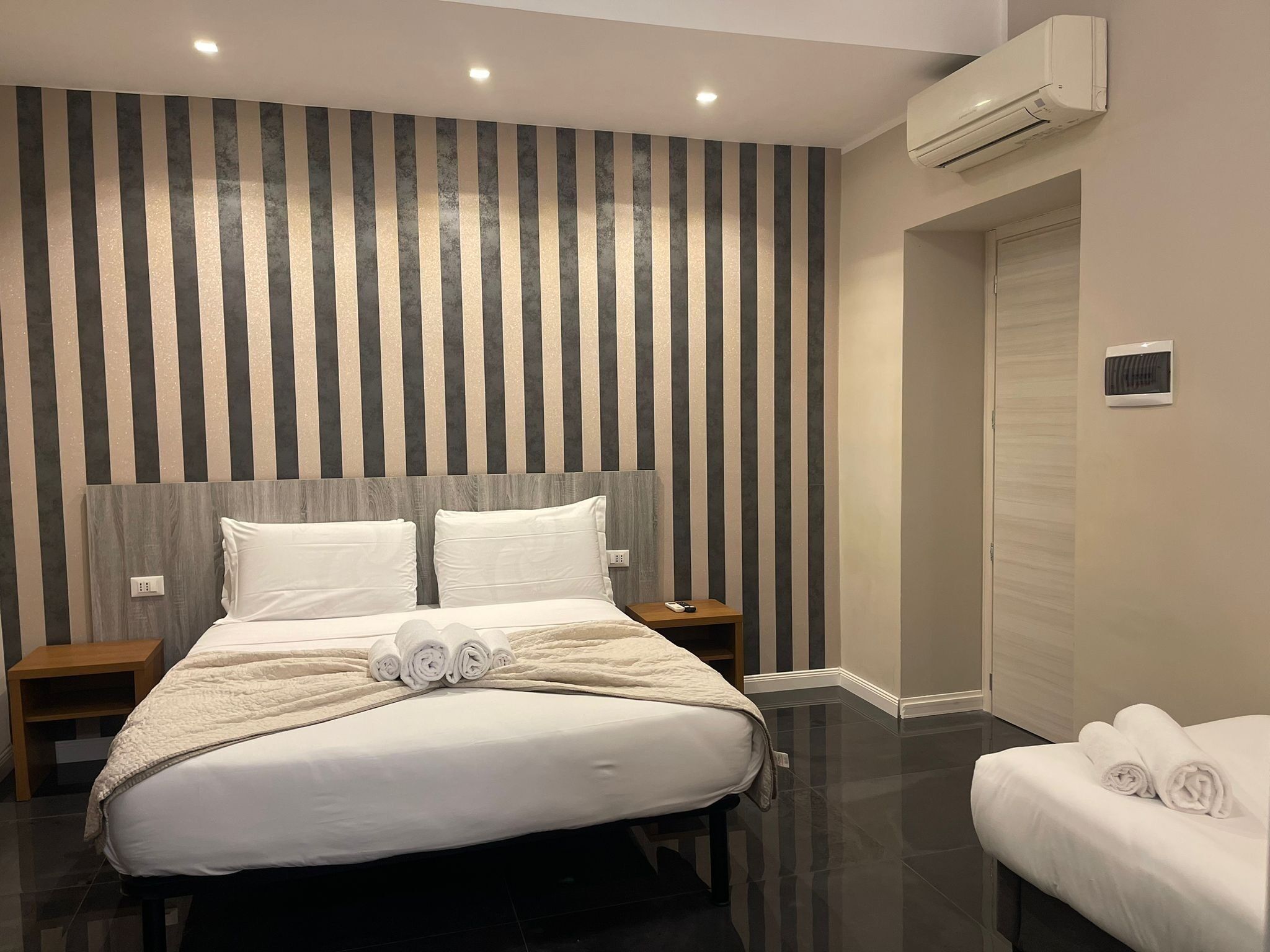 مكتب وستائر تعتيم ومكواة/لوح كي وواي فاي مجانًا