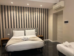 مكتب وستائر تعتيم ومكواة/لوح كي وواي فاي مجانًا