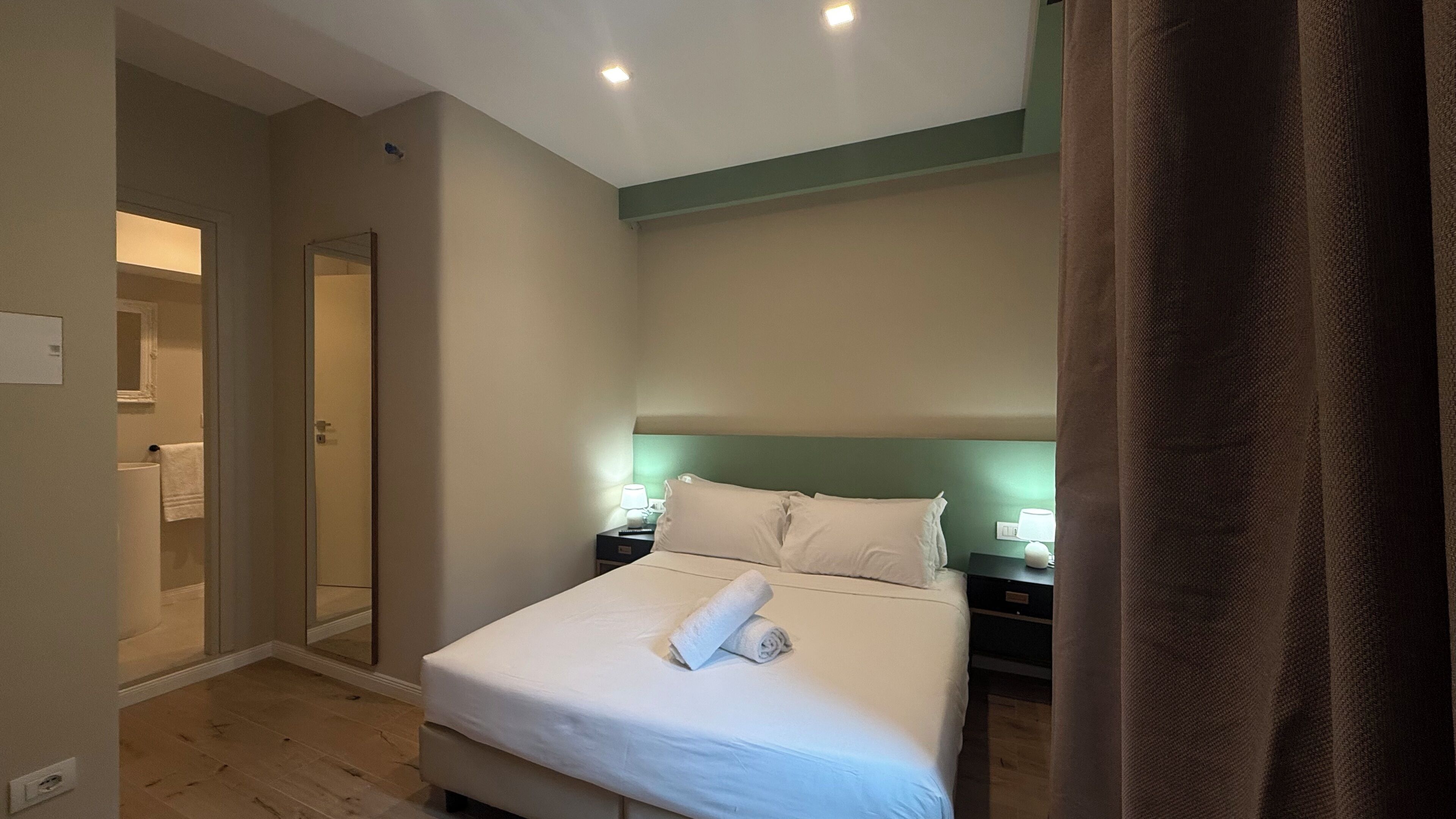 مكتب وستائر تعتيم ومكواة/لوح كي وواي فاي مجانًا