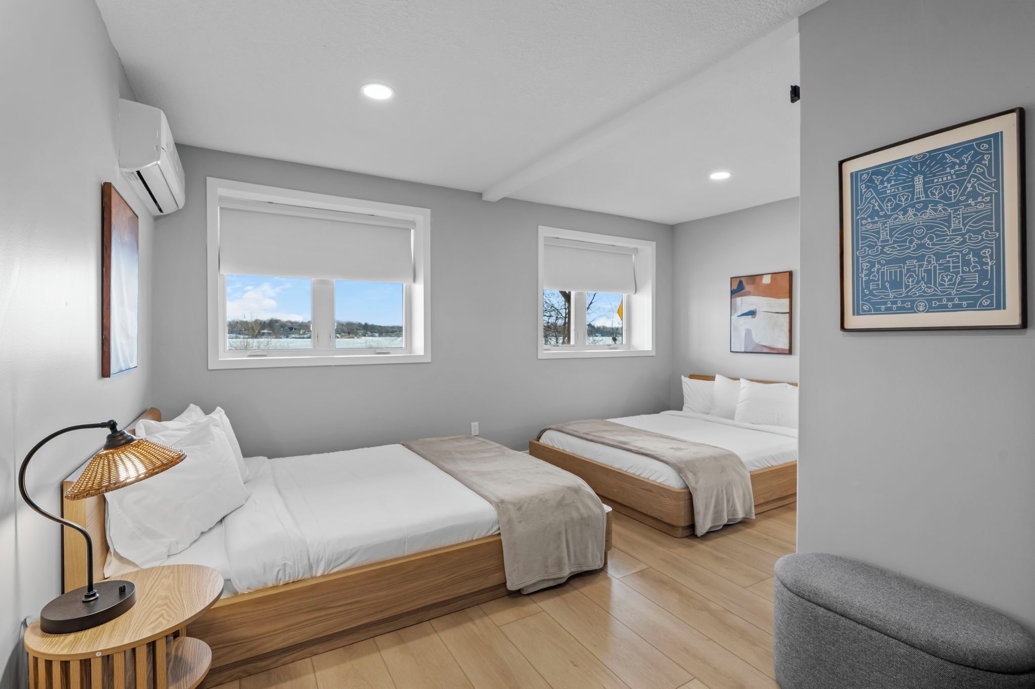Tabla de planchar con plancha, wifi gratis y ropa de cama 