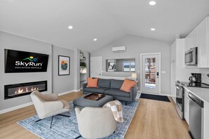Smart TV y chimenea 