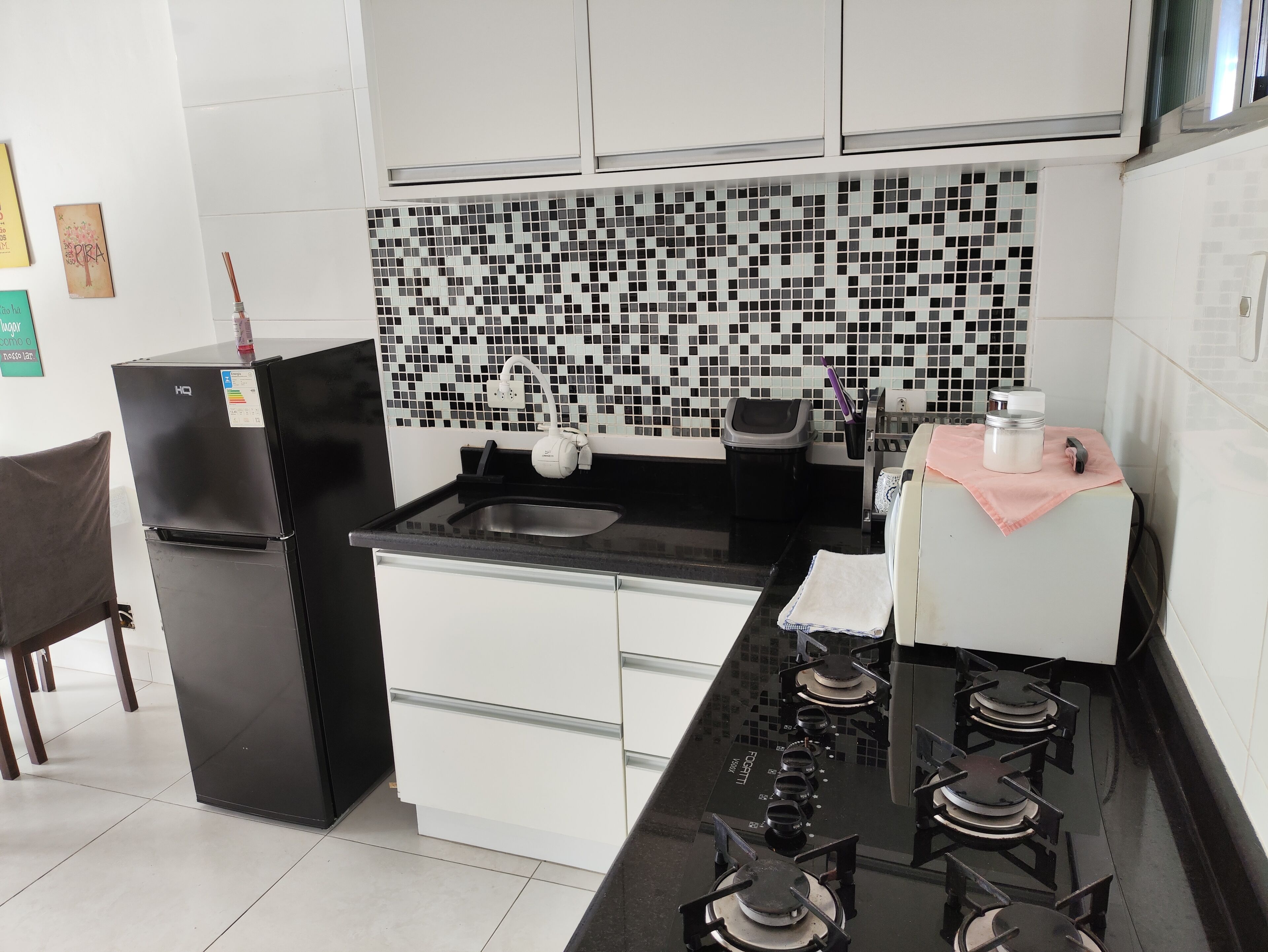 Refrigerador, microondas, horno y parrilla de estufa 