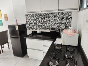 Réfrigérateur, micro-ondes, four, plaque de cuisson