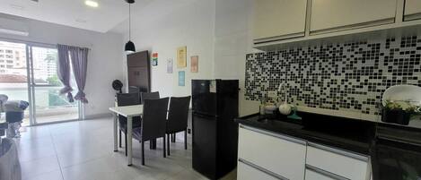 Réfrigérateur, four à micro-ondes, un four, surface de cuisson