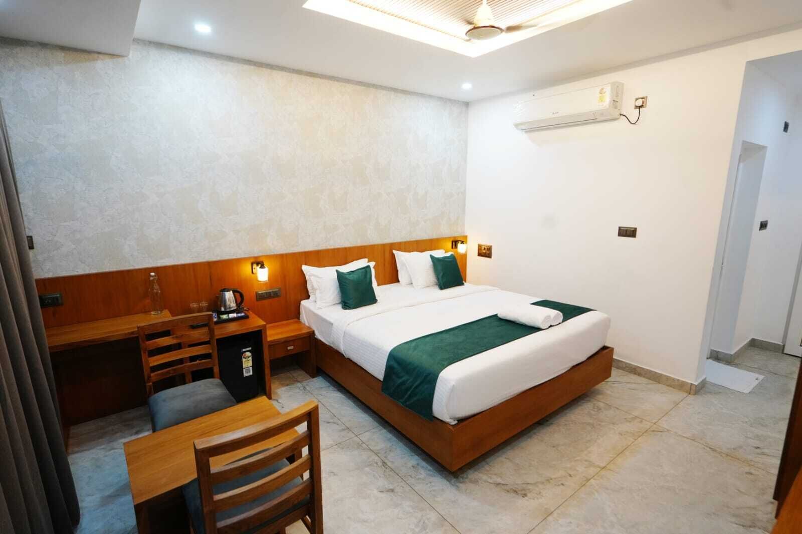 Suite superior, balcó, vistes al mar | Escriptori, espai de treball apte per a portàtils i wifi gratuïta 