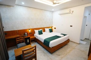 Suite superior, balcó, vistes al mar | Escriptori, espai de treball apte per a portàtils i wifi gratuïta