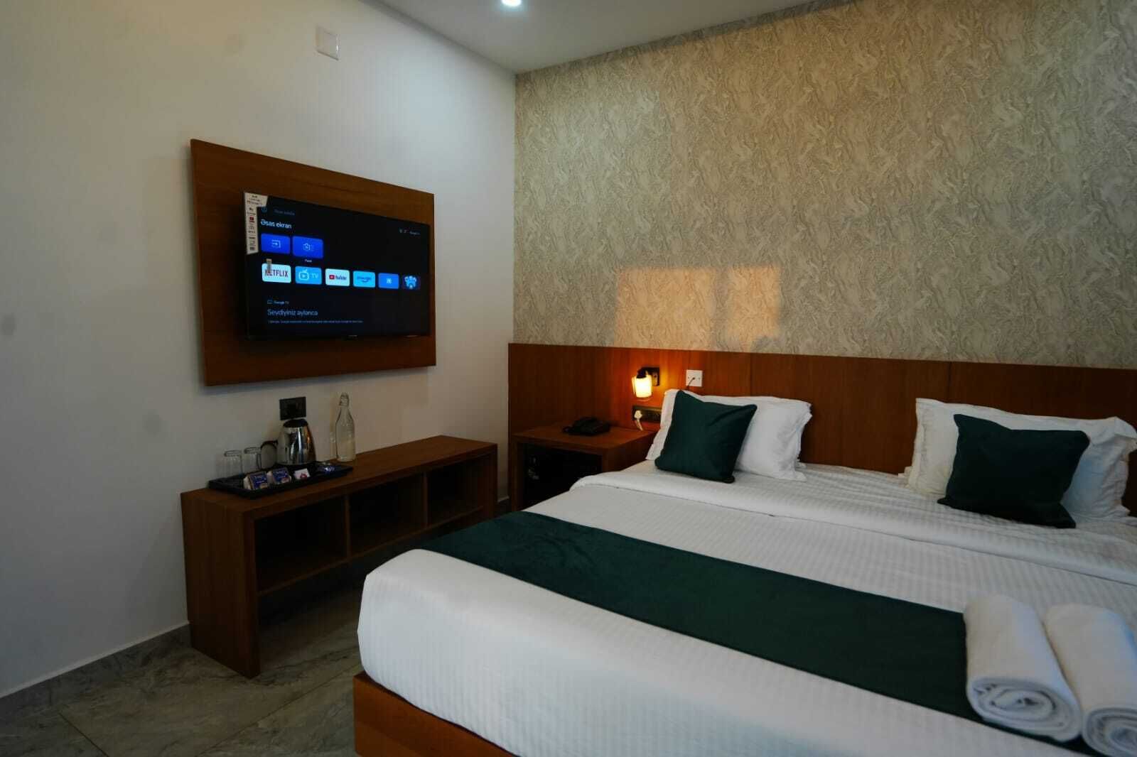 Deluxe Double Room, Sea View | Desk, laptop workspace, soundproofing, free WiFi