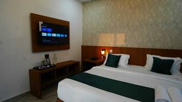 Deluxe Double Room, Sea View | Desk, laptop workspace, soundproofing, free WiFi