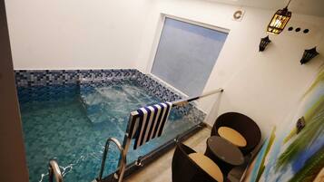 Suite Mewah, pemandangan kolam renang, lantai eksekutif | Meja kerja, ruang kerja ramah laptop, dan Wi-Fi gratis