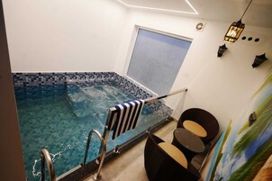 Suite de lujo, vistas a la piscina, planta ejecutiva | Escritorio y espacio para trabajar con un portátil