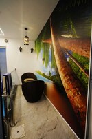 Suite de lujo, vistas a la piscina, planta ejecutiva | Escritorio y espacio para trabajar con un portátil