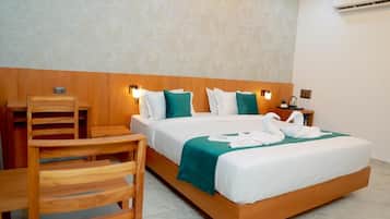 Suite superior, balcón, vista al mar | Escritorio, espacio para trabajar con laptop y wifi gratis