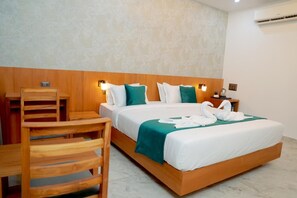 Escritorio, espacio para trabajar con laptop y wifi gratis 