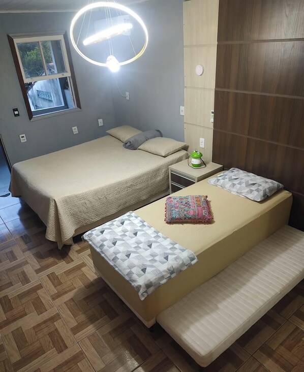 WiFi, bed sheets - 2-bedroom house 850m from the beach, sleeps up to 10 people. (Florianópolis)
